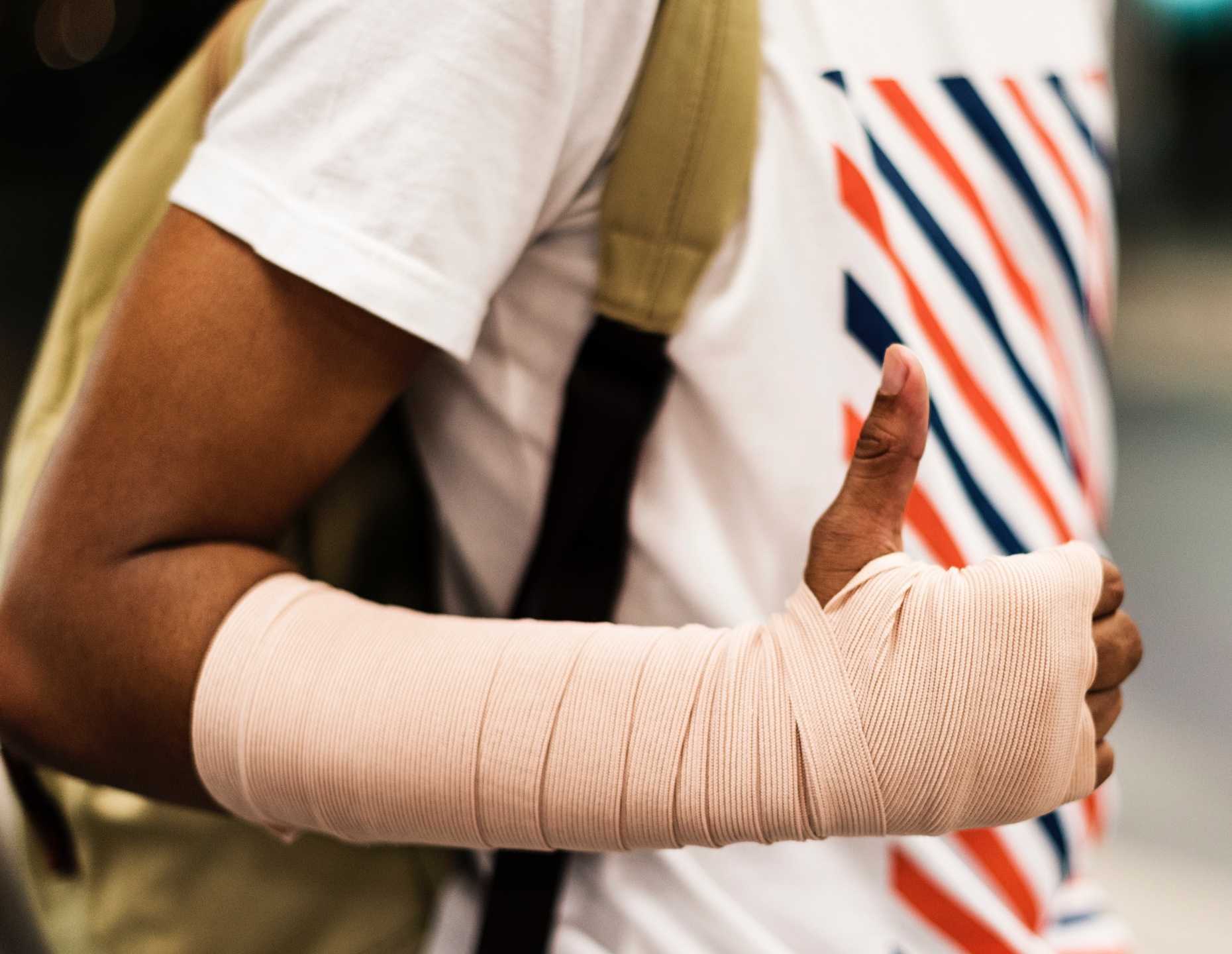 Nærbillede af skadet arm til mobilapp til rapportering af hændelser