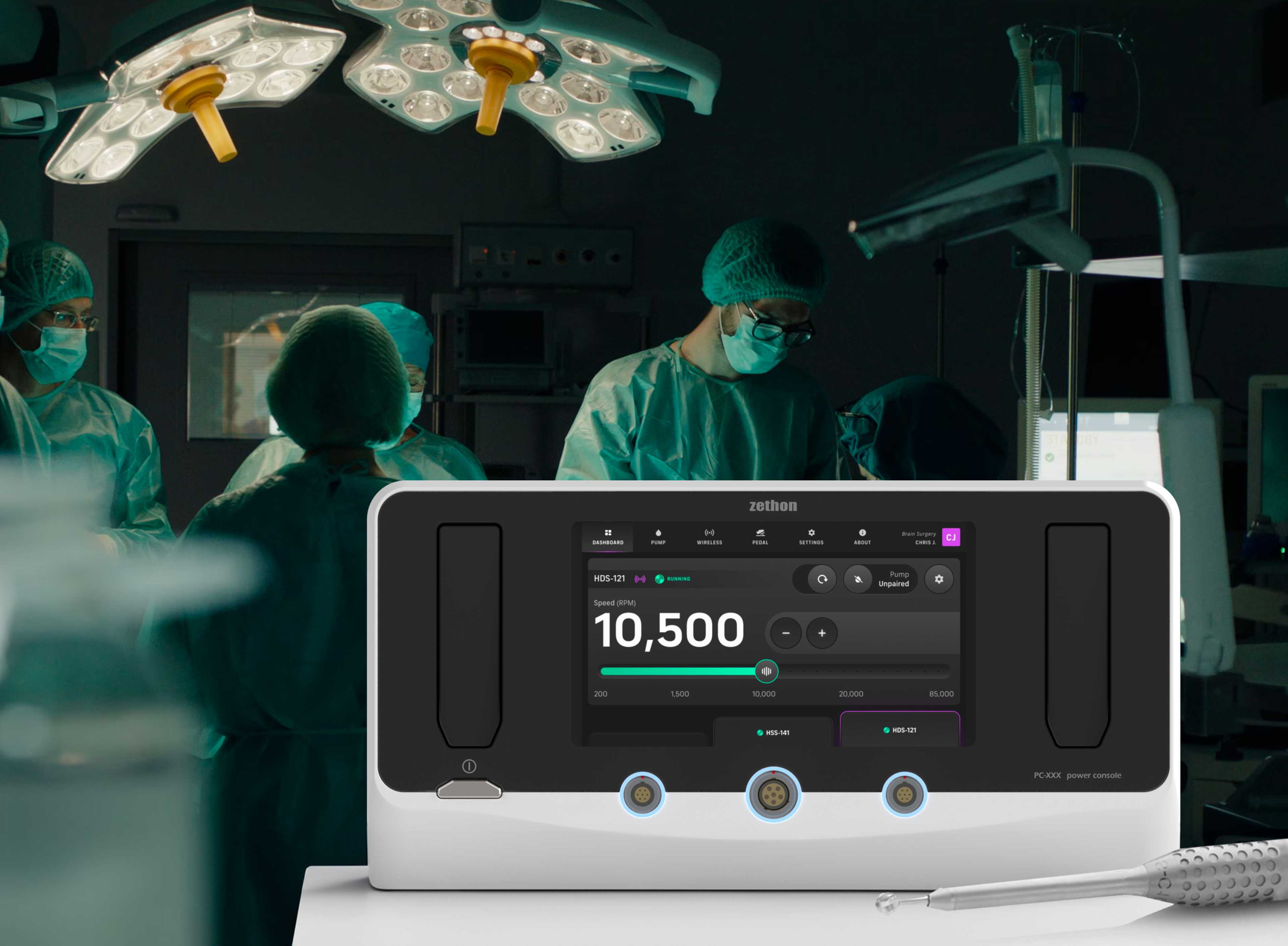 Medicinsk udstyr med GUI-design i forgrunden lagt over en mørk operationsstue i baggrunden