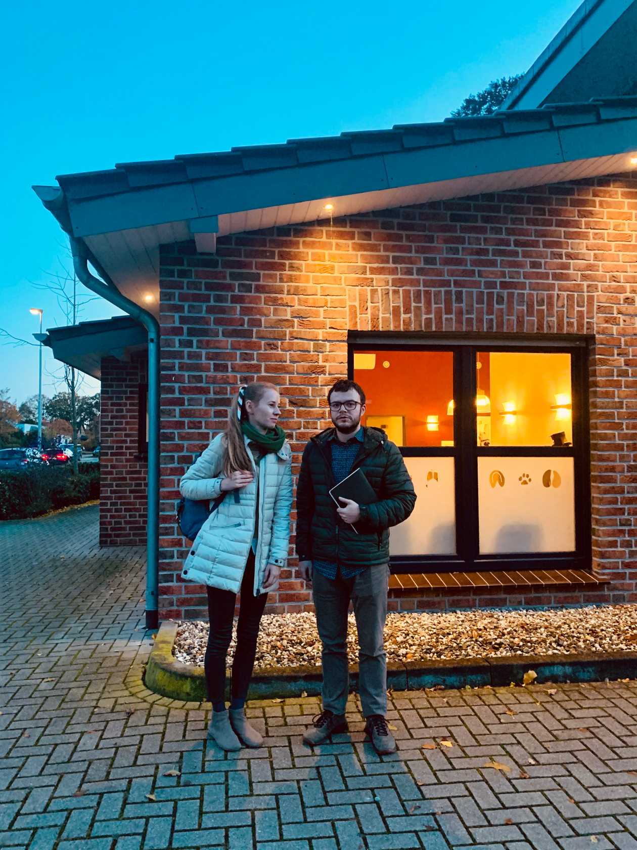 Mand og kvinde uden for klinik i Danmark under brugerundersøgelse