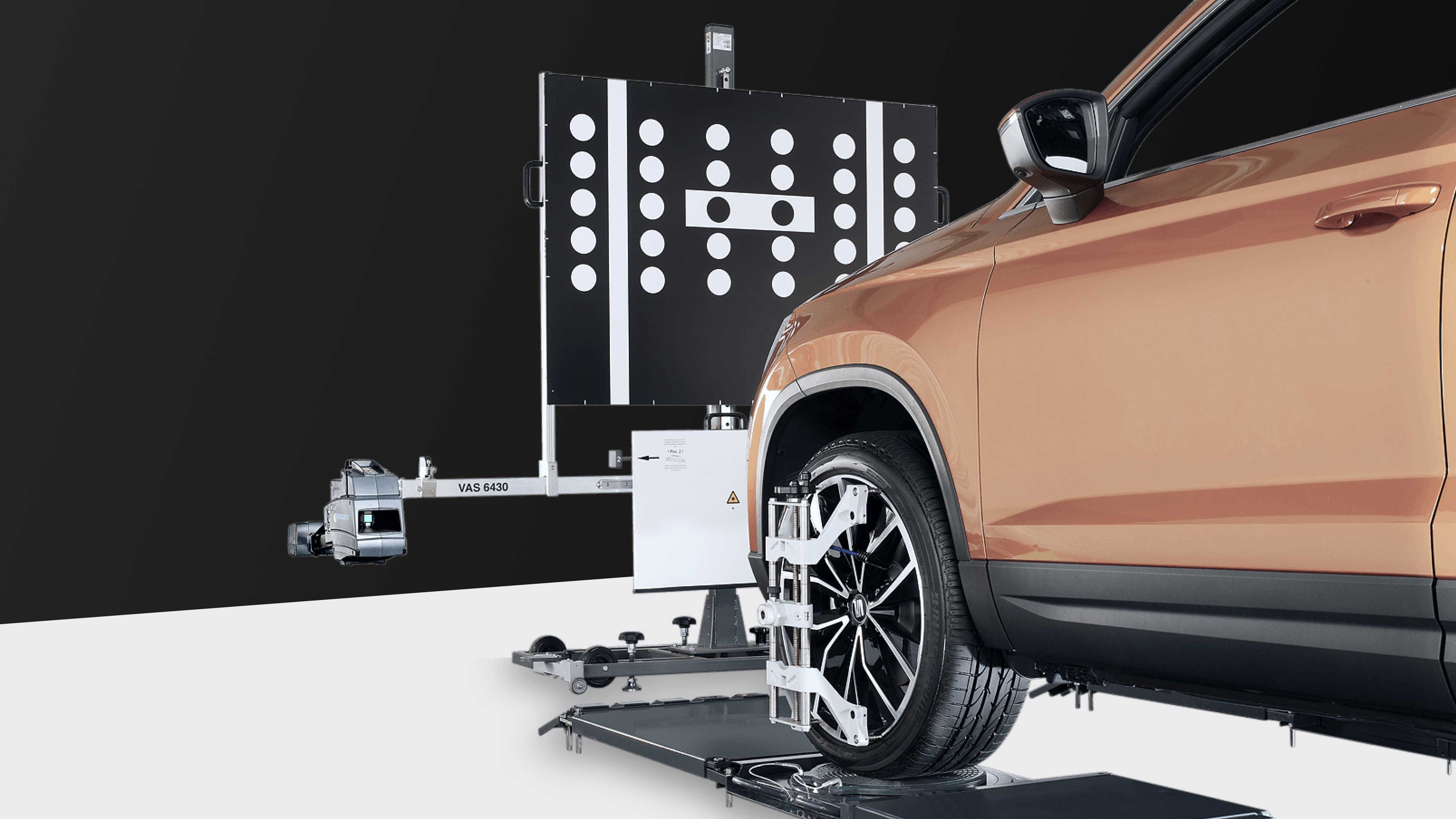 Case study cover med bil monteret på hjulkalibreringsudstyr med brugergrænseflade, der viser måleresultatet.